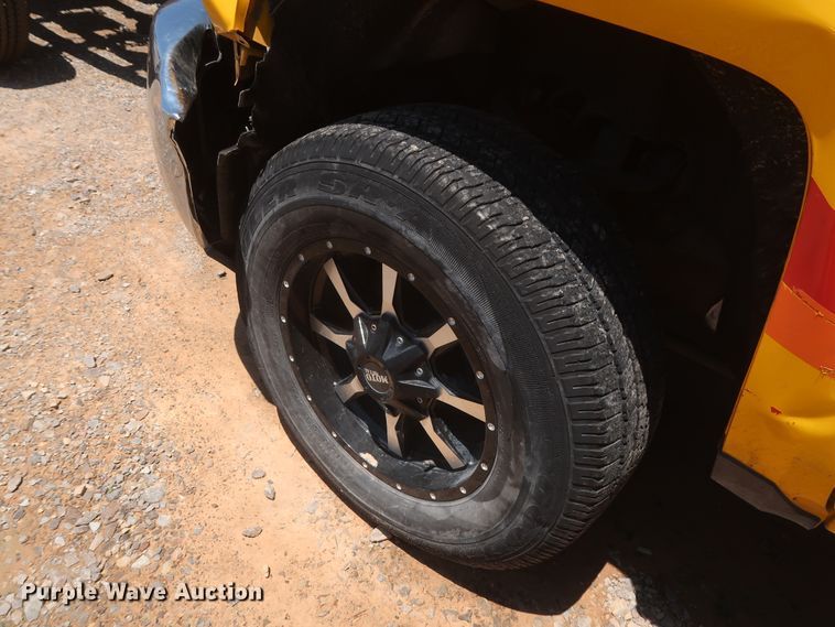 image for item HT9561 2017 Chevrolet Silverado 3500HD  utility bed pickup truck