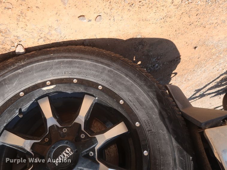 image for item HT9561 2017 Chevrolet Silverado 3500HD  utility bed pickup truck