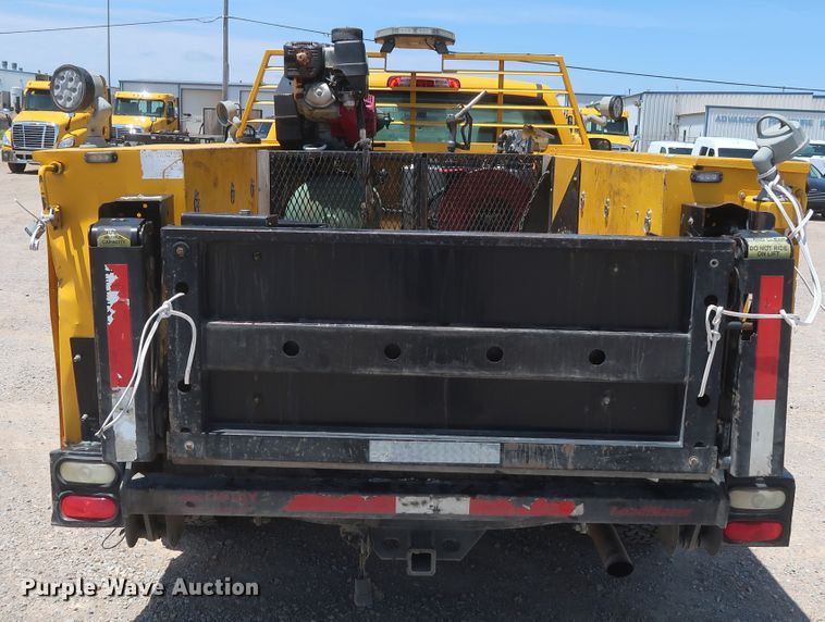 image for item HT9563 2015 Chevrolet Silverado 3500HD  utility bed pickup truck