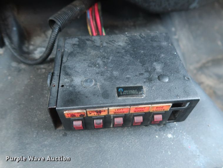 image for item HT9563 2015 Chevrolet Silverado 3500HD  utility bed pickup truck