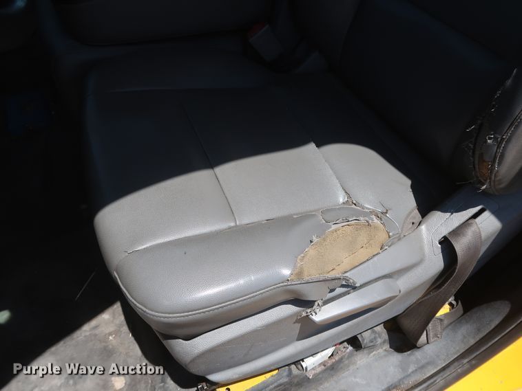 image for item HT9563 2015 Chevrolet Silverado 3500HD  utility bed pickup truck