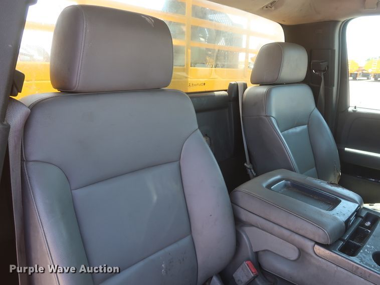 image for item HT9563 2015 Chevrolet Silverado 3500HD  utility bed pickup truck