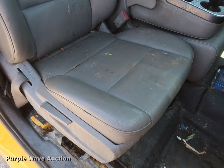 image for item HT9563 2015 Chevrolet Silverado 3500HD  utility bed pickup truck