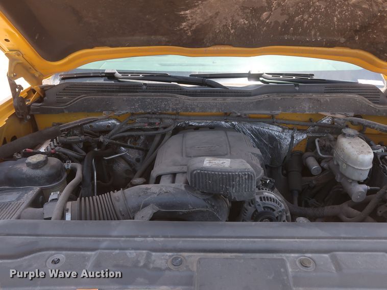 image for item HT9563 2015 Chevrolet Silverado 3500HD  utility bed pickup truck