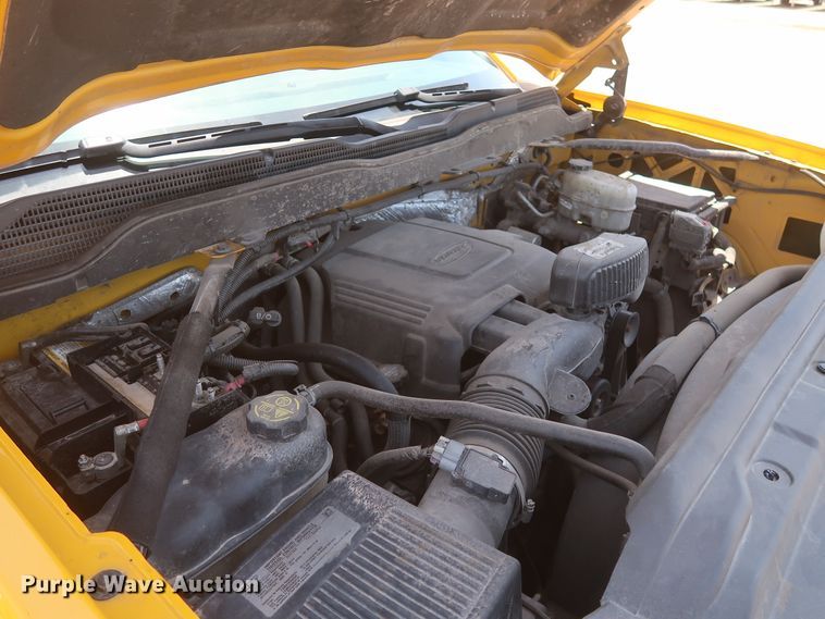 image for item HT9563 2015 Chevrolet Silverado 3500HD  utility bed pickup truck