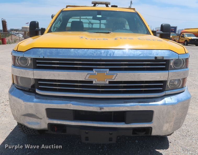 image for item HT9563 2015 Chevrolet Silverado 3500HD  utility bed pickup truck
