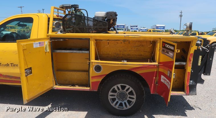 image for item HT9563 2015 Chevrolet Silverado 3500HD  utility bed pickup truck