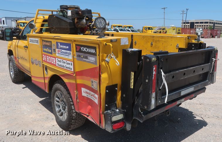 image for item HT9563 2015 Chevrolet Silverado 3500HD  utility bed pickup truck