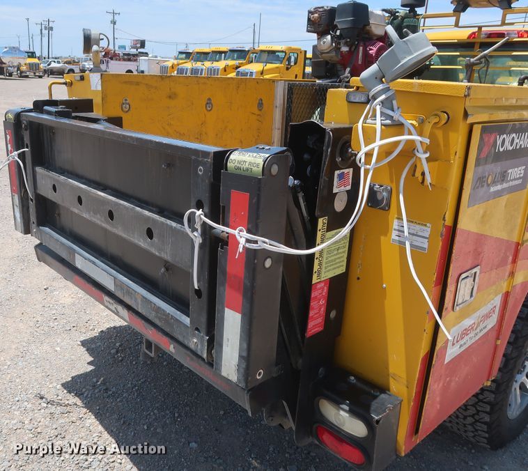 image for item HT9563 2015 Chevrolet Silverado 3500HD  utility bed pickup truck