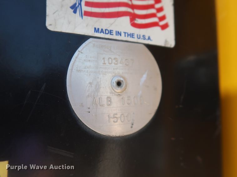 image for item HT9563 2015 Chevrolet Silverado 3500HD  utility bed pickup truck