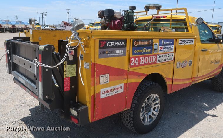 image for item HT9563 2015 Chevrolet Silverado 3500HD  utility bed pickup truck