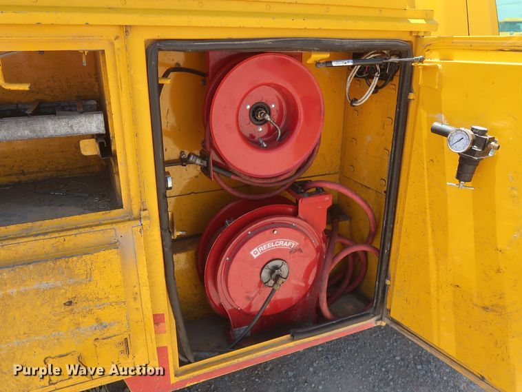 image for item HT9563 2015 Chevrolet Silverado 3500HD  utility bed pickup truck