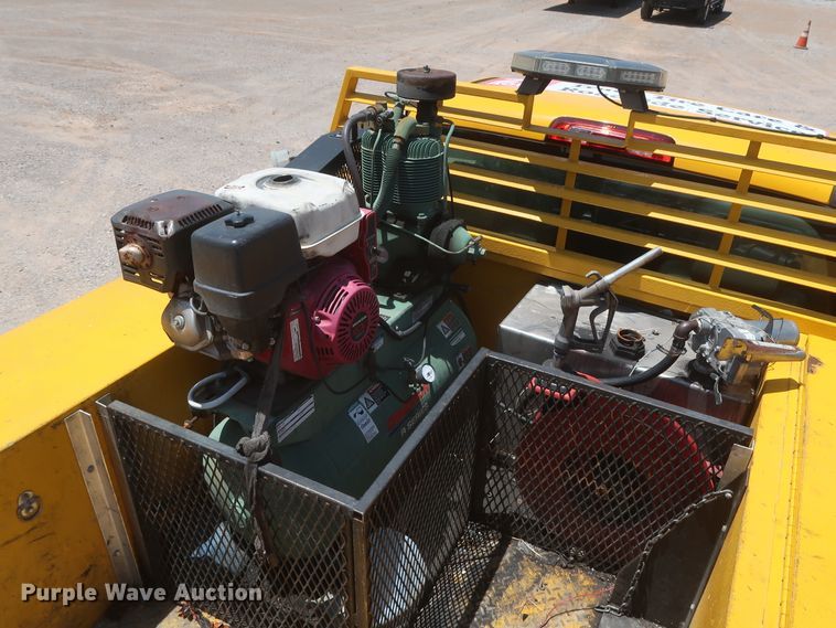 image for item HT9563 2015 Chevrolet Silverado 3500HD  utility bed pickup truck