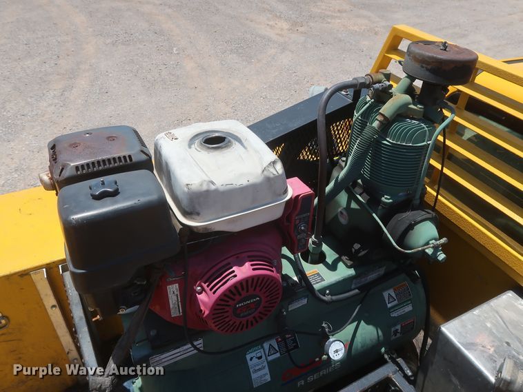 image for item HT9563 2015 Chevrolet Silverado 3500HD  utility bed pickup truck