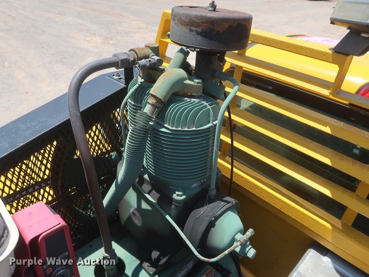 image for item HT9563 2015 Chevrolet Silverado 3500HD  utility bed pickup truck