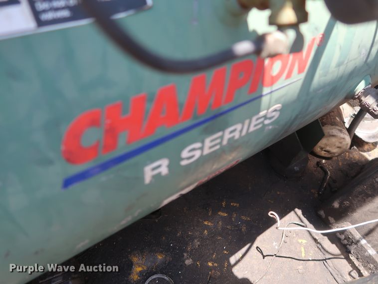 image for item HT9563 2015 Chevrolet Silverado 3500HD  utility bed pickup truck