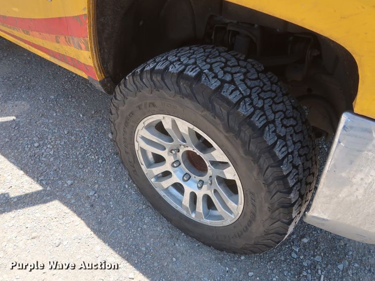 image for item HT9563 2015 Chevrolet Silverado 3500HD  utility bed pickup truck