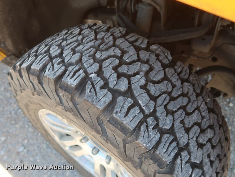 image for item HT9563 2015 Chevrolet Silverado 3500HD  utility bed pickup truck