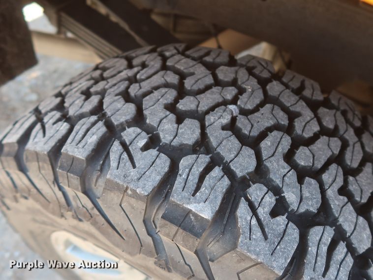 image for item HT9563 2015 Chevrolet Silverado 3500HD  utility bed pickup truck