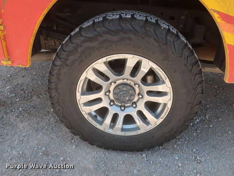 image for item HT9563 2015 Chevrolet Silverado 3500HD  utility bed pickup truck