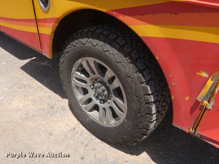 image for item HT9563 2015 Chevrolet Silverado 3500HD  utility bed pickup truck