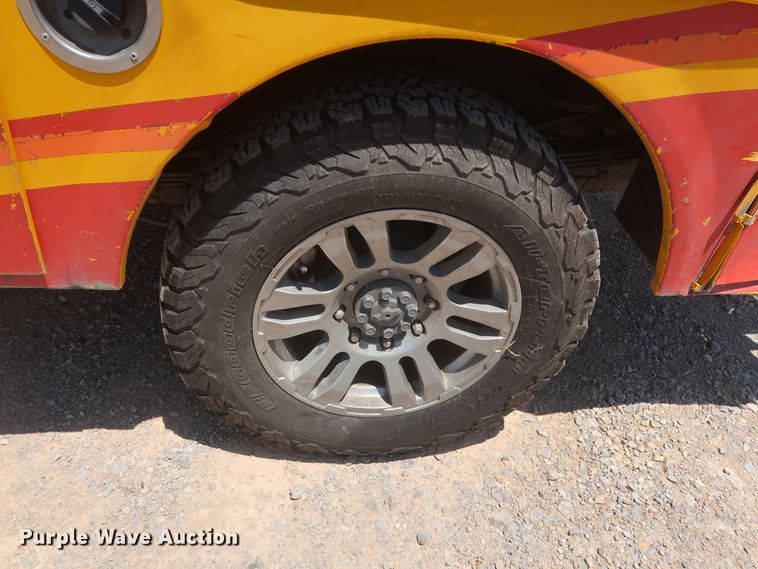 image for item HT9563 2015 Chevrolet Silverado 3500HD  utility bed pickup truck