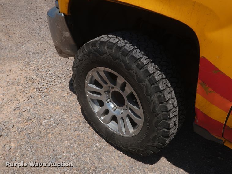 image for item HT9563 2015 Chevrolet Silverado 3500HD  utility bed pickup truck