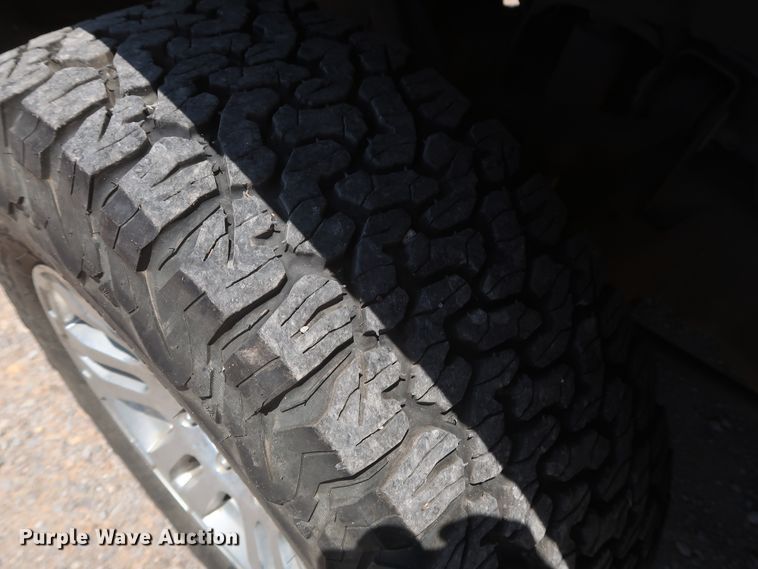 image for item HT9563 2015 Chevrolet Silverado 3500HD  utility bed pickup truck