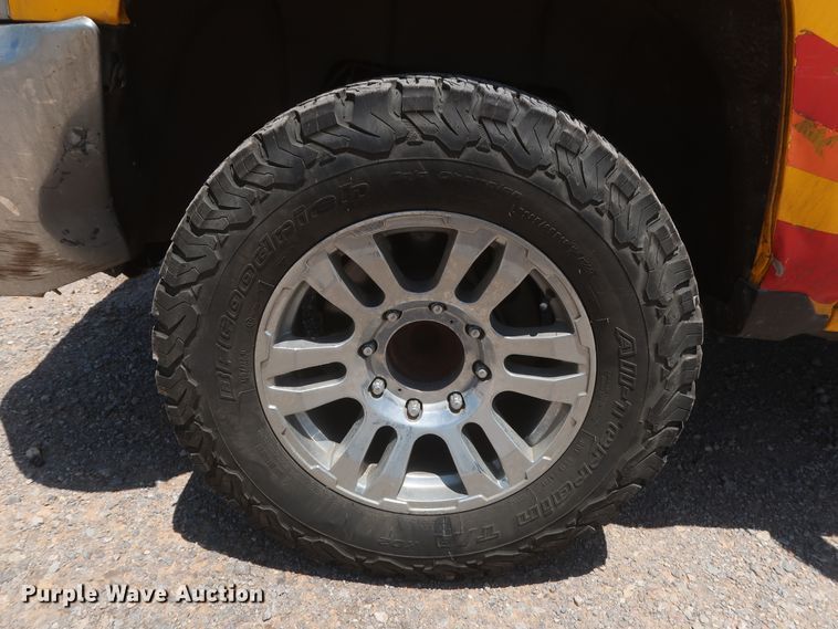 image for item HT9563 2015 Chevrolet Silverado 3500HD  utility bed pickup truck