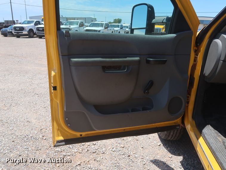 image for item HT9564 2012 Chevrolet Silverado 2500HD  utility bed pickup truck