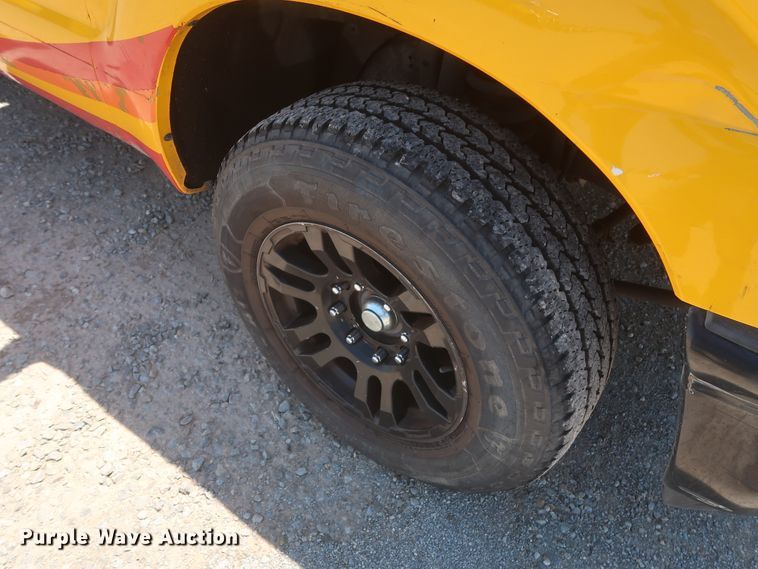 image for item HT9565 2015 Ford F350 Super Duty XL  utility bed pickup truck