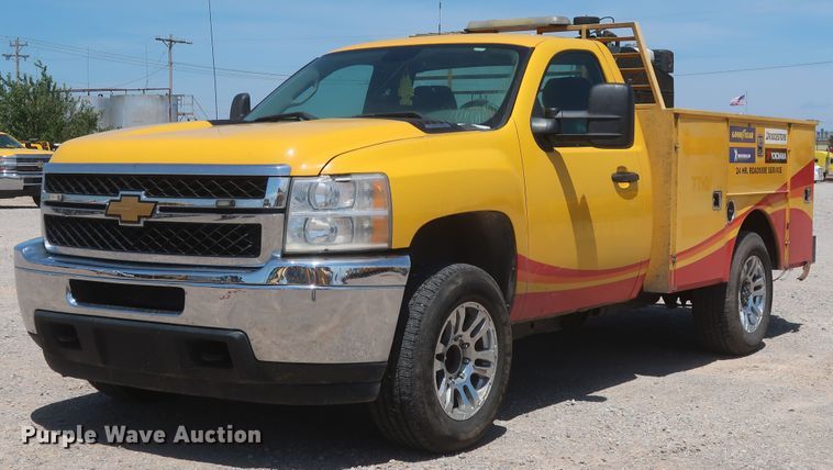 image for item HT9566 2014 Chevrolet Silverado 3500HD  utility bed pickup truck