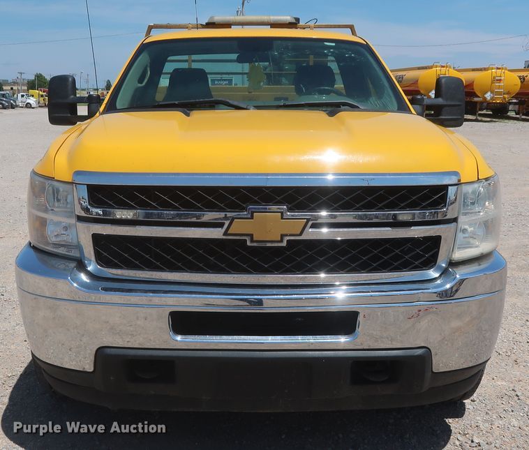 image for item HT9566 2014 Chevrolet Silverado 3500HD  utility bed pickup truck