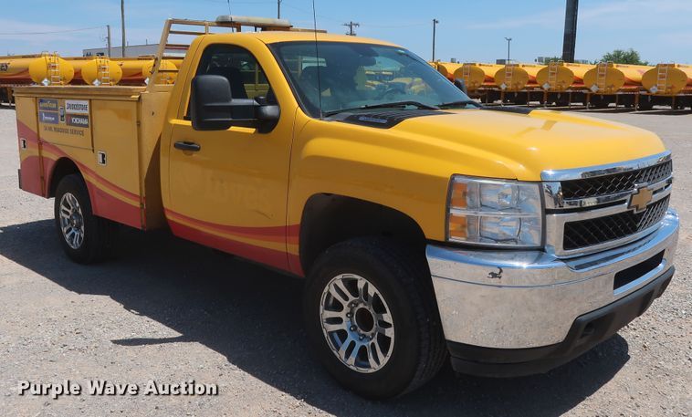 image for item HT9566 2014 Chevrolet Silverado 3500HD  utility bed pickup truck