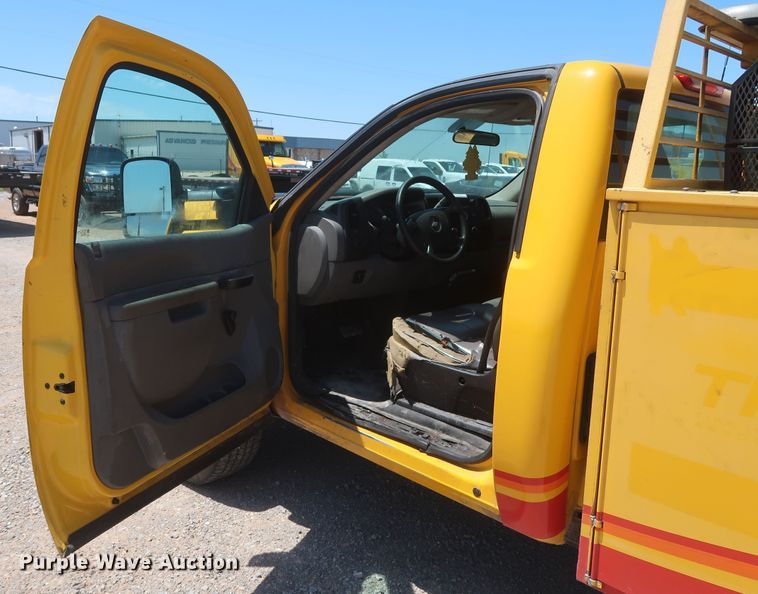 image for item HT9566 2014 Chevrolet Silverado 3500HD  utility bed pickup truck