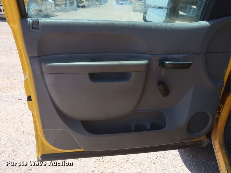 image for item HT9566 2014 Chevrolet Silverado 3500HD  utility bed pickup truck