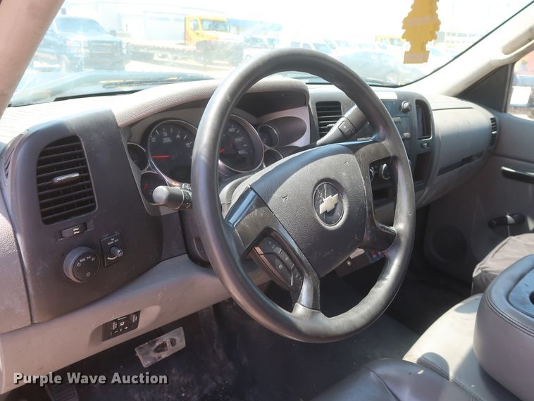 image for item HT9566 2014 Chevrolet Silverado 3500HD  utility bed pickup truck