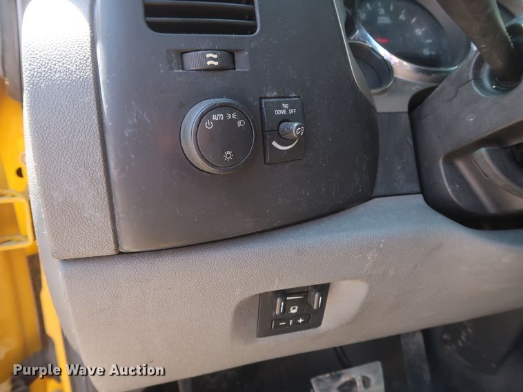 image for item HT9566 2014 Chevrolet Silverado 3500HD  utility bed pickup truck