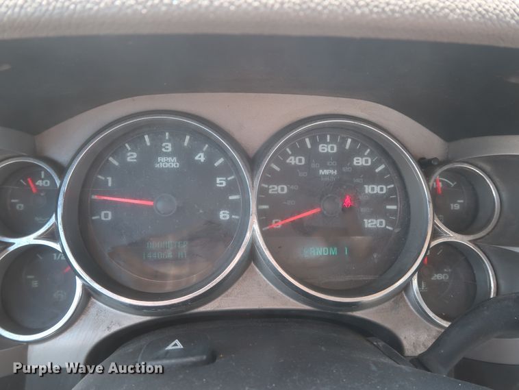 image for item HT9566 2014 Chevrolet Silverado 3500HD  utility bed pickup truck