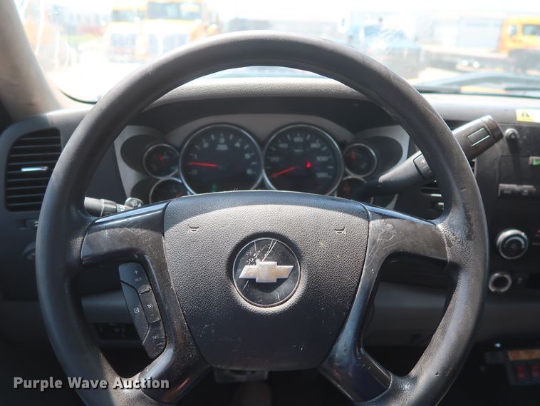 image for item HT9566 2014 Chevrolet Silverado 3500HD  utility bed pickup truck