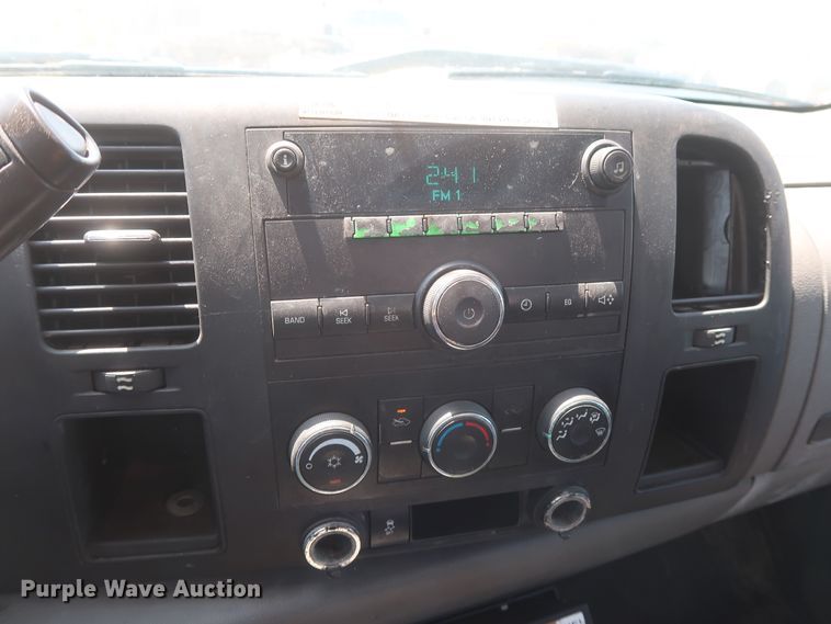 image for item HT9566 2014 Chevrolet Silverado 3500HD  utility bed pickup truck