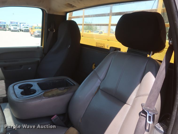 image for item HT9566 2014 Chevrolet Silverado 3500HD  utility bed pickup truck