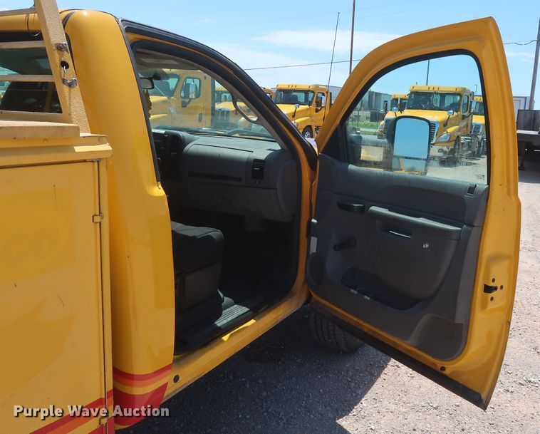 image for item HT9566 2014 Chevrolet Silverado 3500HD  utility bed pickup truck