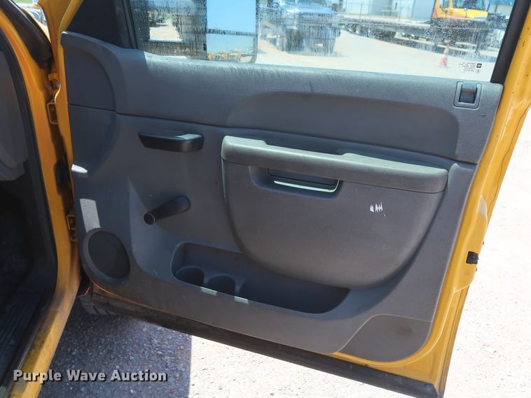 image for item HT9566 2014 Chevrolet Silverado 3500HD  utility bed pickup truck