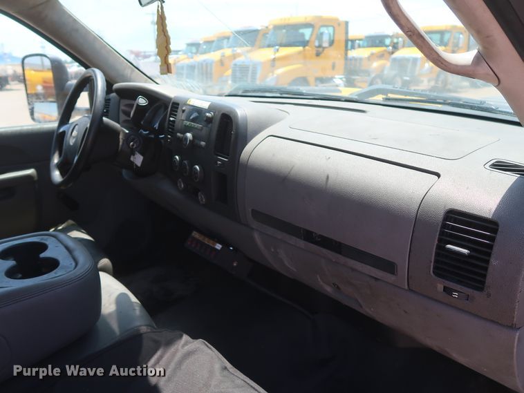 image for item HT9566 2014 Chevrolet Silverado 3500HD  utility bed pickup truck