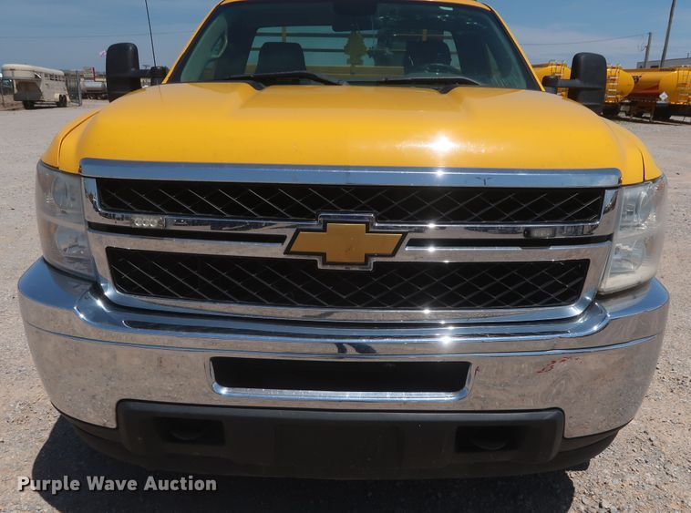 image for item HT9566 2014 Chevrolet Silverado 3500HD  utility bed pickup truck