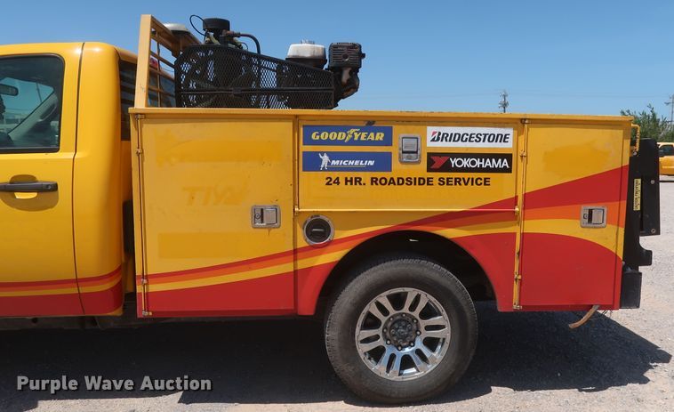 image for item HT9566 2014 Chevrolet Silverado 3500HD  utility bed pickup truck