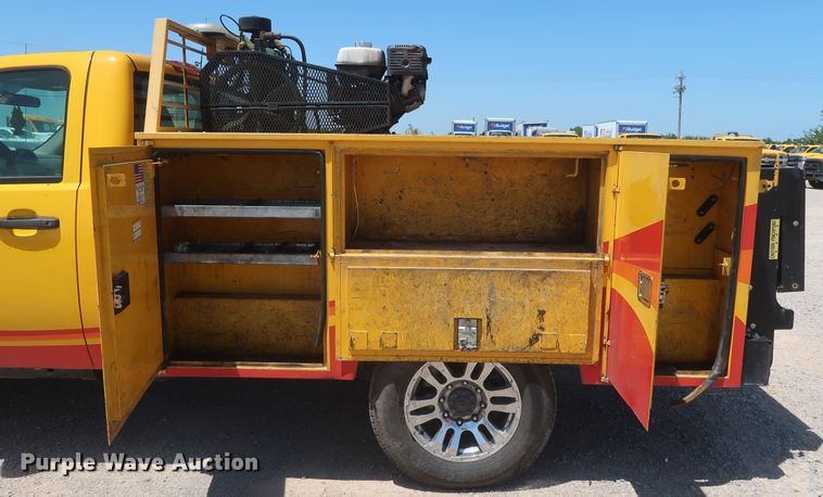 image for item HT9566 2014 Chevrolet Silverado 3500HD  utility bed pickup truck