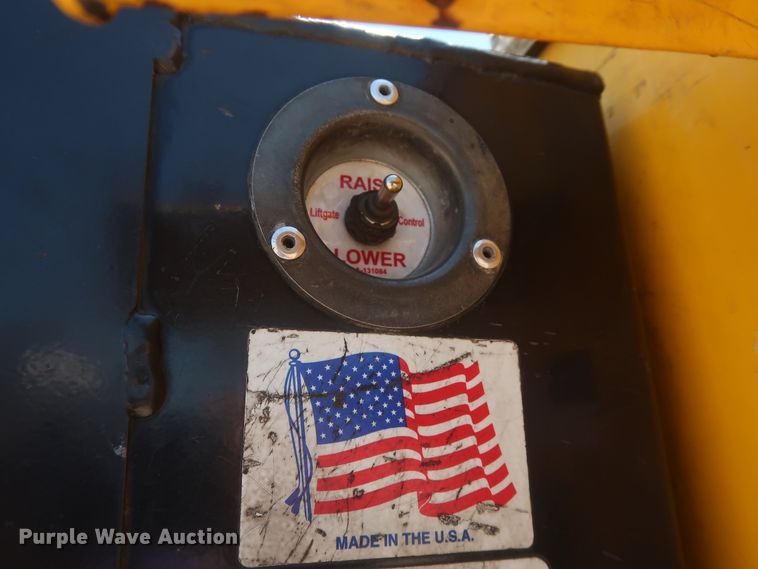 image for item HT9566 2014 Chevrolet Silverado 3500HD  utility bed pickup truck