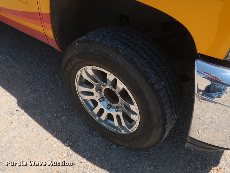 image for item HT9566 2014 Chevrolet Silverado 3500HD  utility bed pickup truck